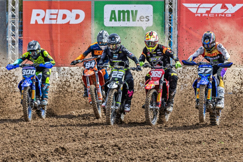 Largada da MX2 com os brasileiros Bernardo Tibúrcio (#37) e Salvi Perez (#300) - Foto: Guillem Marco/RFME
