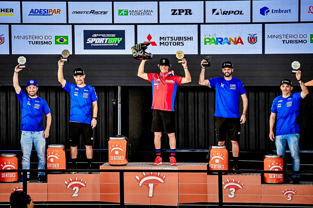 Pódio da Classificação Geral nas Motos - Foto: Fotop/MundoPress
