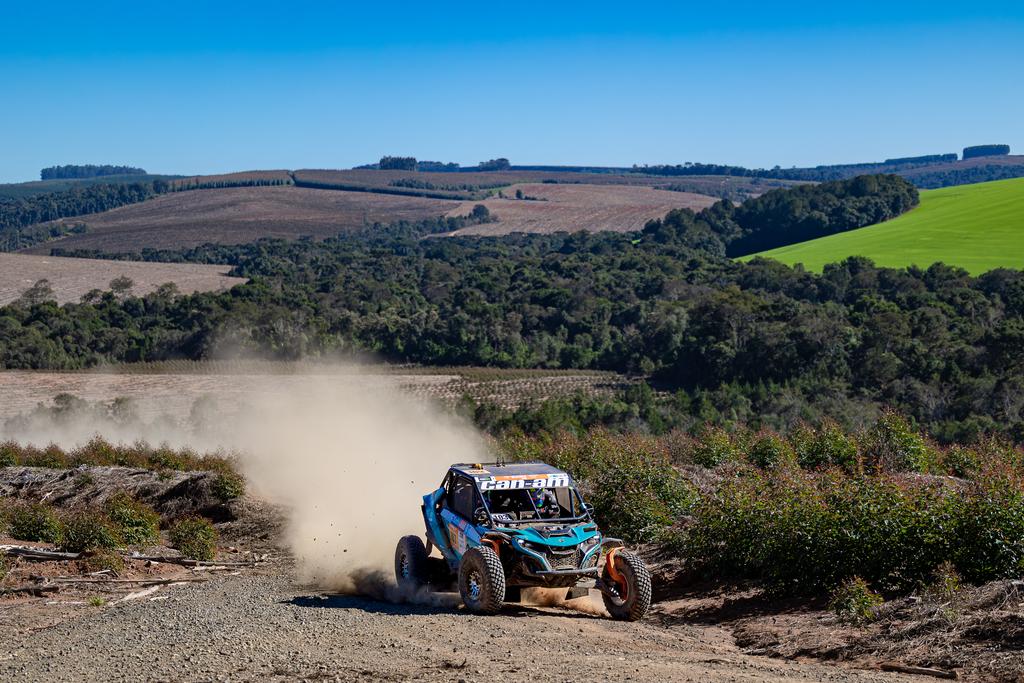 Deni Nascimento e Gunnar Dums começaram à frente nos UTVs - Foto: Ricardo Fantagussi/FotopSertões