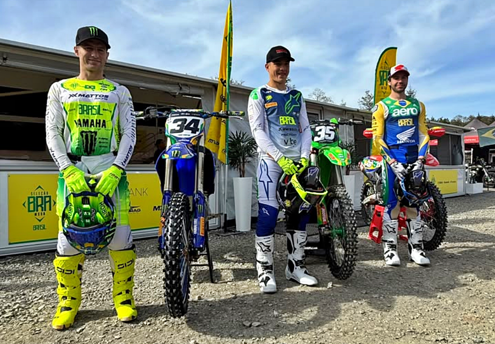Fábio Santos (Yamaha - MXGP), Guilherme Bresolin (Kawasaki - MX2) e Enzo Lopes (Honda - Open) representaram o Brasil no Motocross das Nações 2026 em Erneé, na França - Foto: Seleção Brasileira de Motocross