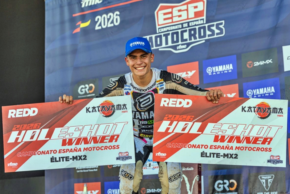 Bê Tibúrcio e a premiação pelos dois holeshots da rodada - Foto: Guillem Marco/RFME
