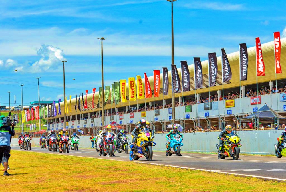 O público acompanhou de perto as corridas da Super Final em Cascavel - Foto: MOTO1000GP/Grelak Comunicação