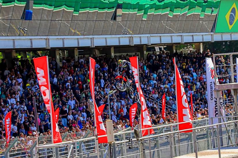 Público na arquibancada do GP Motul - Foto: MOTO1000GP/Grelak Comunicação