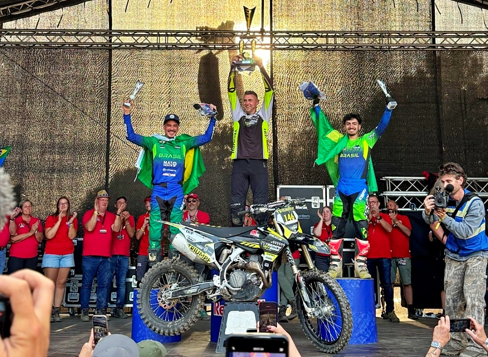 Pódio da Superfinal com dois brasileiros - Foto: Divulgação Moto Climb 